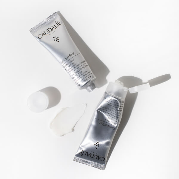 Caudalie Crema per le mani correttiva anti-macchie scure Caudalie Vinoperfect 50ml Presa