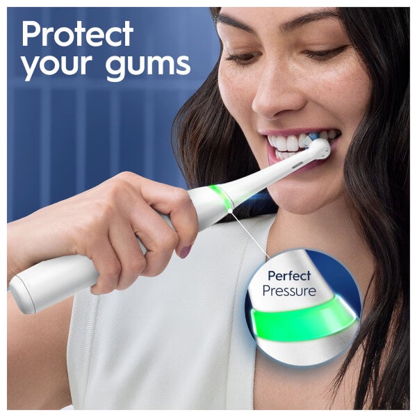 Oral B Oral B iO7 White Electric Toothbrush with Travel Case Offerta Giorno del Papà