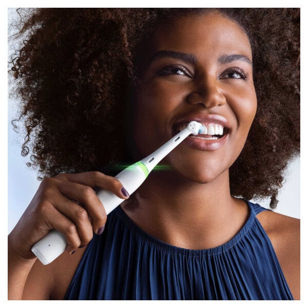 Oral B Oral-B iO4 White Electric Toothbrush with Travel Case Offerta San Valentino