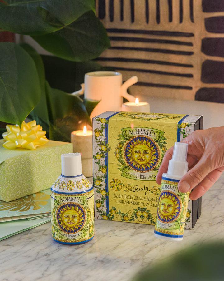 Rudy Profumi Scatola regalo con Bagno & Doccia Schiuma 250 mL + Acqua Profumata 100 mLLe Maioliche di RudyLinea Taormina Economico